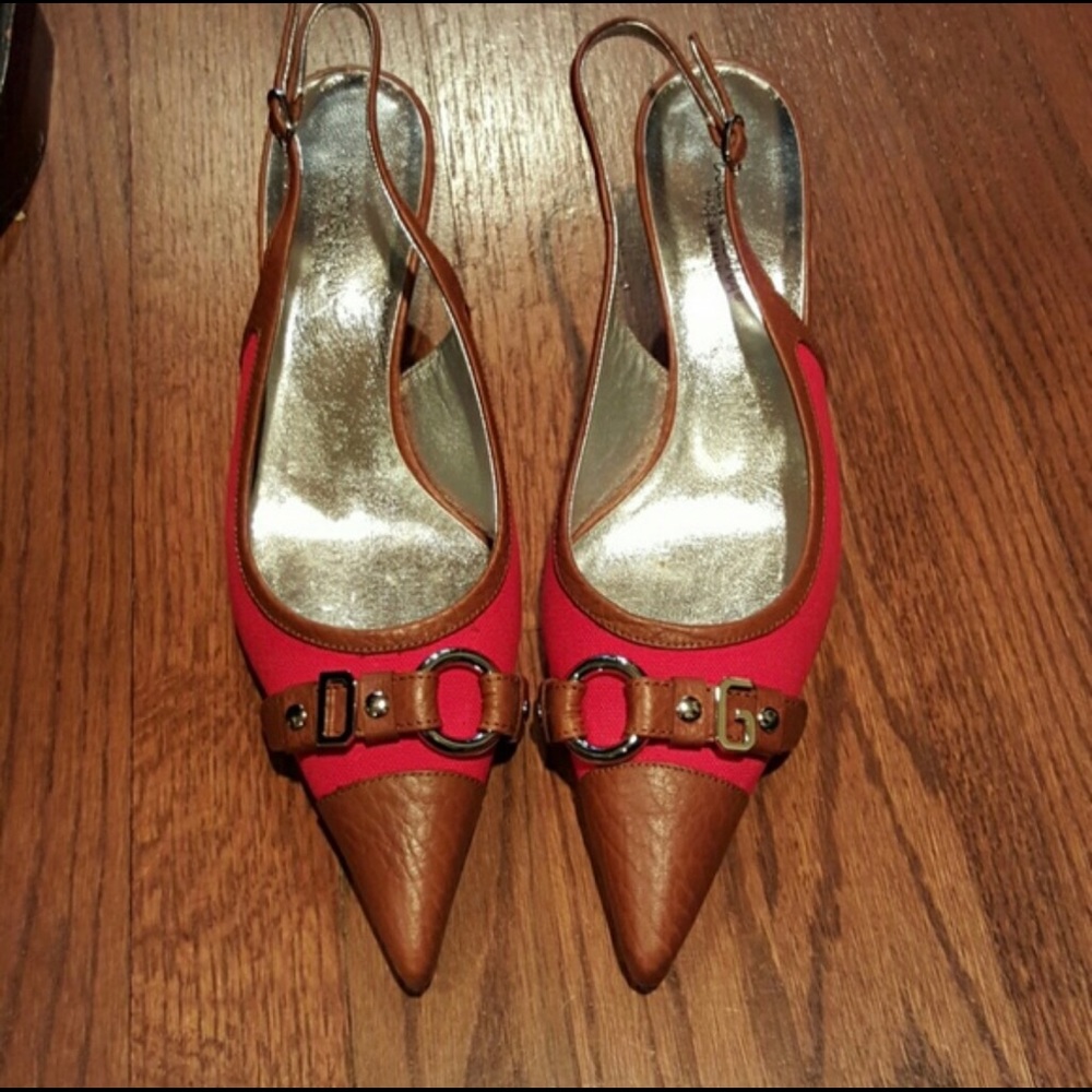 Dolce&Gabbana metal logo sling back pump.